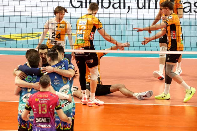 DEU, Champions League, BR Volleys vs Sicoma Monini Perugia, 18 02 2026, Max Schmeling Halle, Berlin, DEU, Champions League, BR Volleys vs Sicoma Monini Perugia, in the picture BR Volleys players circle, Perugia players circle nordphotoxGmbHx xEngler nph00076