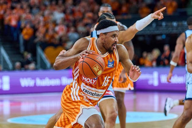 Justin Simon ratiopharm ulm, 15 GER, ratiopharm ulm vs EWE Baskets Oldenburg, Basketball, Matchday 19, EasyCredit BBL, Season 2025 2026, 18 02 2026 GER, ratiopharm ulm vs EWE Baskets Oldenburg, Basketball, Matchday 19, EasyCredit BBL, Season 2025 2026, 18 02 2026 New Ulm Copyright: xEibner-Pressefoto GeraldxOelze-dexStoppanyx EP_ODS