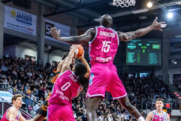 TJ Bamba Rasta Vechta, 05 tries to assert himself against Jalen Finch Telekom Baskets Bonn, and Kur Jongkuch Telekom Baskets Bonn, 15 Telekom Baskets Bonn vs Rasta Vechta, Basketball, easy Credit BBL, 21 Matchday, 2025 2026, 18 02 2026 Telekom Baskets Bonn vs Rasta Vechta, Basketball, easy Credit BBL, 21 Matchday, 2025 2026, 18 02 2026 Bonn Copyright: xEibner-Pressefoto GerhardxWingenx EP_GWR