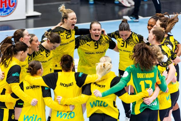 18 02 2026, GER, Handball, Women, Season 2025 2026, Alsco 1 Bl, Matchday 18, Thueringer HC BVB 09 Borussia Dortmund BVB 09 Borussia Dortmund wins the away match at Thueringer HC, with in the picture Emma Olsson BVB 09 Borussia Dortmund , Lisa Antl BVB 09 Borussia Dortmund , Kelly Vollebregt BVB 09 Borussia Dortmund 99947 Bad Langensalza Salza Halle Sporthalle Mehrz Thüringen Germany