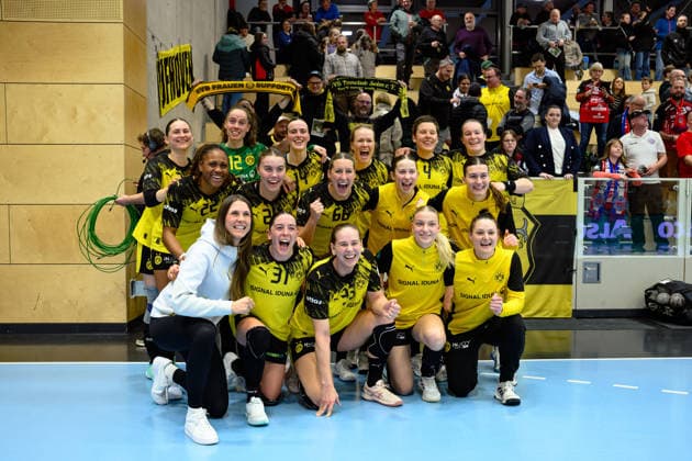 BVB womens jubilation Teodora Roncevic Borussia Dortmund, 01 , Lena Hausherr Borussia Dortmund, 03 , Alina Grijseels Borussia Dortmund, 04 , Lois Abbingh Borussia Dortmund, 05 , Melinda Szikora Borussia Dortmund, 07 , Maraike Kusian Borussia Dortmund, 08 , Lisa Antl Borussia Dortmund, 09 , Sarah Wachter Borussia Dortmund, 12 , Alieke van Maurik Borussia Dortmund, 14 , Alicia Langer Borussia Dortmund, 17 , Lara Sophie Mueller Borussia Dortmund, 20 , Kaja Kamp Nielsen Borussia Dortmund, 21 , Deborah Lassource Borussia Dortmund, 22 , Guro Berland Husebo Borussia Dortmund, 24 , Emma Olsson Borussia Dortmund, 29 , Kelly Vollebregt Borussia Dortmund, 31 , Guro Nestaker Borussia Dortmund, 33 , Lara Egeling Borussia Dortmund, 44 , Dana Bleckmann Borussia Dortmund, 66 , Felina Menne Borussia Dortmund, 76 , Tabea Frank Borussia Dortmund, 77 , Mara Lehmann Borussia Dortmund, 78 GER, Thueringer HC vs Borussia Dortmund, Handball, Alsco Handball Bundesliga Women, Matchday 18, Season 2025 2026, 18 02 2026 GER, Thueringer HC vs Borussia Dortmund , Handball, Alsco Handball Bundesliga Women, Matchday 18, Season 2025 2026, 18 02 2026 Bad Langensalza Copyright: xEibner-Pressefoto MartinxHerbstx EP_MHT