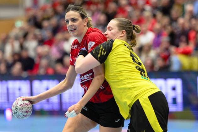 No way through for Anika Niederwieser Thueringer HC, 14 at Lisa Antl Borussia Dortmund, 09 GER, Thueringer HC vs Borussia Dortmund , Handball, Alsco Handball Bundesliga Women, Matchday 18, Season 2025 2026, 18 02 2026 GER, Thueringer HC vs Borussia Dortmund , Handball, Alsco Handball Bundesliga Women, Matchday 18, Season 2025 2026, 18 02 2026 Bad Langensalza Copyright: xEibner-Pressefoto MartinxHerbstx EP_MHT