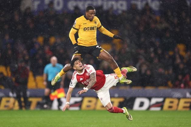 Piero Hincapià of Arsenal and Jackson Tchatchoua of Wolverhampton Wanderers Wolverhampton Wanderers v Arsenal, Premier League, Football, Molineux, Wolverhampton, UK - 18 Feb 2026Wolverhampton Molineux United Kingdom EDITORIAL USE ONLY No use with unauthorised audio, video, data, fixture lists, club league logos or live services. Online in-match use limited to 120 images, no video emulation. No use in betting, games or single club league player publications. Copyright: xRyanxBrowne Shutterstockx 16660426cj