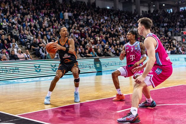 Elijah Ndi Rasta Vechta, 01 vs Zach Cooks Telekom Baskets Bonn, 03 , Grayson Murphy Telekom Baskets Bonn, 07 Telekom Baskets Bonn vs Rasta Vechta, Basketball, easy Credit BBL, 21 Matchday, 2025 2026, 18 02 2026 Telekom Baskets Bonn vs Rasta Vechta, Basketball, easy Credit BBL, 21 Matchday, 2025 2026, 18 02 2026 Bonn Copyright: xEibner-Pressefoto GerhardxWingenx EP_GWR