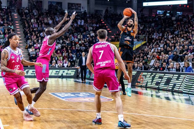 Tevin Brown Rasta Vechta, 10 vs Grayson Murphy Telekom Baskets Bonn, 07 , Kur Jongkuch Telekom Baskets Bonn, 15 , Jalen Finch Telekom Baskets Bonn, 00 Telekom Baskets Bonn vs Rasta Vechta, Basketball, easy Credit BBL, 21 Matchday, 2025 2026, 18 02 2026 Telekom Baskets Bonn vs Rasta Vechta, Basketball, easy Credit BBL, 21 Matchday, 2025 2026, 18 02 2026 Bonn Copyright: xEibner-Pressefoto GerhardxWingenx EP_GWR