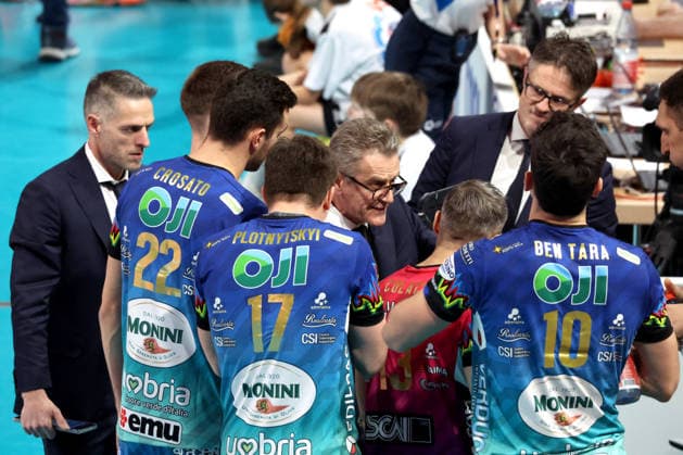 DEU, Champions League, BR Volleys vs Sicoma Monini Perugia, 18 02 2026, Max Schmeling Halle, Berlin, DEU, Champions League, BR Volleys vs Sicoma Monini Perugia, in the picture head coach Angelo Lorenzetti Perugia , Perugia players circle nordphotoxGmbHx xEngler nph00076