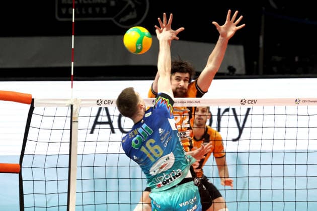 DEU, Champions League, BR Volleys vs Sicoma Monini Perugia, 18 02 2026, Max Schmeling Halle, Berlin, DEU, Champions League, BR Volleys vs Sicoma Monini Perugia, in the picture Jake Hanes BR Volleys 22 , Kamil Semeniuk Perugia 16 nordphotoxGmbHx xEngler nph00076