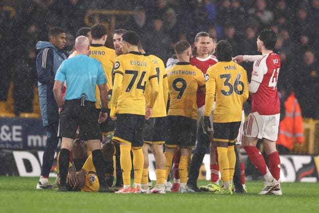 The players clash at the end of the match Wolverhampton Wanderers v Arsenal, Premier League, Football, Molineux, Wolverhampton, UK - 18 Feb 2026Wolverhampton Molineux United Kingdom EDITORIAL USE ONLY No use with unauthorised audio, video, data, fixture lists, club league logos or live services. Online in-match use limited to 120 images, no video emulation. No use in betting, games or single club league player publications. Copyright: xRyanxBrowne Shutterstockx 16660426er