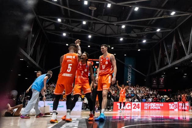 GER, easy Credit Basketball Bundesliga, Niners Chemnitz MLP Academics Heidelberg 18 02 2026, Messe, Chemnitz, GER, easy Credit Basketball Bundesliga, Niners Chemnitz MLP Academics Heidelberg Corey Davis Jr Niners Chemnitz, 5 , Andrew Harrison Syntainics MBC, 2 and Yordan Minchev Niners Chemnitz, 91 cheer after the victory Photo Alexander Trienitz Chemnitz Messe Sachsen Germany