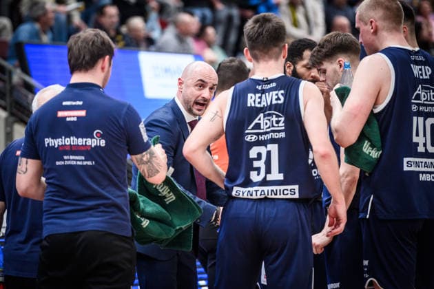 Milenko Bogicevic Syntainics MBC, Head Coach speaks to Spencer Reaves Syntainics MBC, 31 timeout, speech to the team GER, MHP Riesen Ludwigsburg vs Syntainics MBC, Basketball Bundesliga, easycredit BBL, Matchday 21, Season 2025 2026, 19 02 2026 GER, MHP Riesen Ludwigsburg vs Syntainics MBC, Basketball Bundesliga, easycredit BBL, Matchday 21, Season 2025 2026, 19 02 2026 Ludwigsburg Copyright: xSandyxDinkelackerx EP_SDR