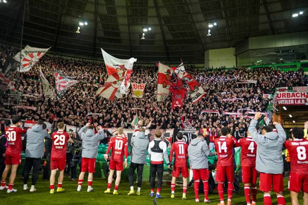Football UEFA Europa League 2025 2026, Play Offs first leg Celtic FC Glasgow vs VfB Stuttgart Celtic Park Stadium Glasgow, Scotland Joy, emotions, jubilation among team and fans from Germany after the 1 4 away win Spectators, fans, stands, flag, banner, banner, choreography, fan choreography, team photo, long shot, perspective Glasgow Scotland United Kingdom Copyright: xJOERANxSTEINSIEKx