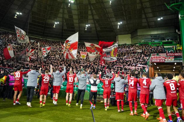 Football UEFA Europa League 2025 2026, Play Offs first leg Celtic FC Glasgow vs VfB Stuttgart Celtic Park Stadium Glasgow, Scotland Joy, emotions, jubilation among team and fans from Germany after the 1 4 away win Spectators, fans, stands, flag, banner, banner, choreography, fan choreography, team photo, long shot, perspective Glasgow Scotland United Kingdom Copyright: xJOERANxSTEINSIEKx