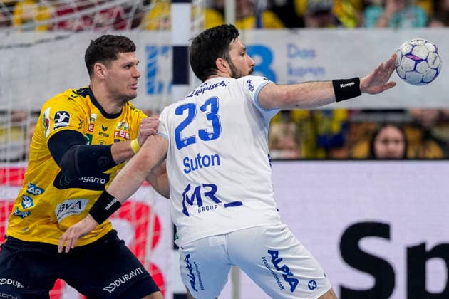 v li Sebastian Heymann RNL, 13 , Tim Suton TBV, 23 , duel, duel, tackle, tackling, dynamics, action, action, 20 02 2026, Mannheim Germany , Handball, Bundesliga, Rhein Neckar Löwen TBV Lemgo Lippe xozx