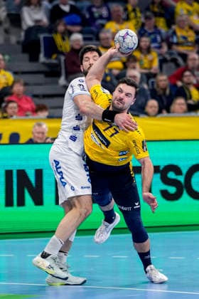 v li Tim Suton TBV, 23 , Dani Baijens RNL, 77 , duel, duel, tackle, tackling, dynamics, action, action, 20 02 2026, Mannheim Germany , Handball, Bundesliga, Rhein Neckar Löwen TBV Lemgo Lippe xozx