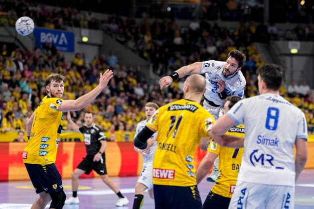 from left Steven Plucnar Jacobsen RNL, 9 , Lukas Sandell RNL, 11 , Tim Suton TBV, 23 , Dani Baijens RNL, 77 , Frederik Simak TBV, 8 , on jump shot, throw, goal throw, action, action, game scene, 20 02 2026, Mannheim Germany , Handball, Bundesliga, Rhein Neckar Löwen TBV Lemgo Lippe xozx