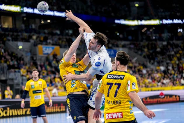 from left Haukur Thrastarson RNL, 25 , Hendrik Wagner TBV, 28 , Dani Baijens RNL, 77 , duel, duel, tackle, tackling, dynamics, action, action, 20 02 2026, Mannheim Germany , Handball, Bundesliga, Rhein Neckar Löwen TBV Lemgo Lippe xozx