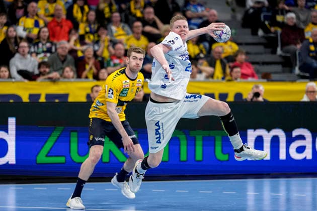 from left Tim Nothdurft RNL, 8 , Niels Gerardus Versteijnen TBV, 25 , on jump shot, throw, goal shot, action, action, game scene, 20 02 2026, Mannheim Germany , Handball, Bundesliga, Rhein Neckar Löwen TBV Lemgo Lippe xozx