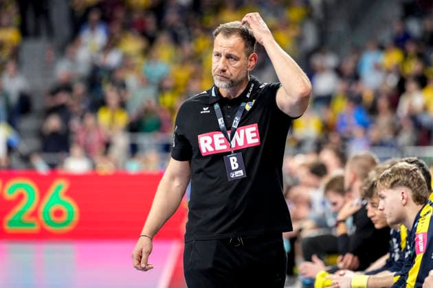 Maik Machulla coach, head coach, RNL scratches his head, single image, single photo, action, action looking disappointed, disappointment, frustration, disappointed, pessimistic, 20 02 2026, Mannheim Germany , Handball, Bundesliga, Rhein Neckar Löwen TBV Lemgo Lippe xozx