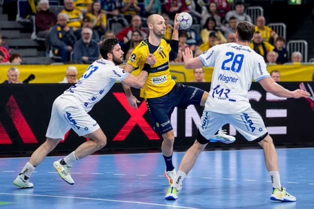 from left Tim Suton TBV, 23 , Lukas Sandell RNL, 11 , Hendrik Wagner TBV, 28 , duel, duel scene, duel, tackle, tackling, dynamics, action, action, 20 02 2026, Mannheim Germany , Handball, Bundesliga, Rhein Neckar Löwen TBV Lemgo Lippe xozx