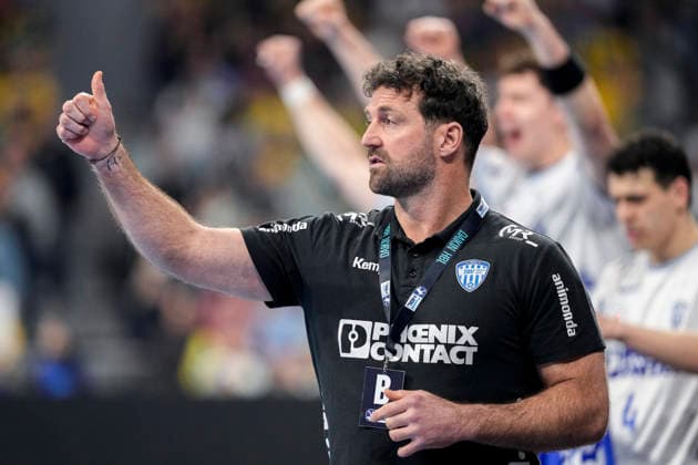 Florian Kehrmann coach, head coach, TBV Lemgo , with thumbs up, gesture, gestures, confident, positive, optimistic, joy, happy, rejoicing, single picture, single photo, action, action, 20 02 2026, Mannheim Germany , Handball, Bundesliga, Rhein Neckar Löwen TBV Lemgo Lippe xozx