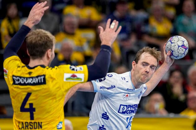 v li Mathias Larson RNL, 4 , Bobby Schagen TBV, 14 , duel, duel, tackle, tackling, dynamics, action, action, 20 02 2026, Mannheim Germany , Handball, Bundesliga, Rhein Neckar Löwen TBV Lemgo Lippe xozx