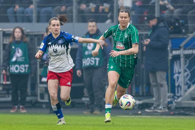 from left Pauline Machtens Hamburger SV, HSV, 28 and Larissa Mühlhaus SV Werder Bremen, 7 in duel, duel, dynamics, action, action, game scene, THE DFB REGULATIONS PROHIBIT ANY USE OF PHOTOGRAPHS AS IMAGE SEQUENCES AND OR QUASI VIDEO , 21 02 2026, Hamburg Germany , Football, Google Pixel Womens Bundesliga, Hamburger SV SV Werder Bremen xobx
