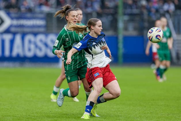 from left Maja Sternad SV Werder Bremen, 11 and Jonna Wrede Hamburger SV, HSV, 26 in a duel, dynamic, action, game scene, THE DFB REGULATIONS PROHIBIT ANY USE OF PHOTOGRAPHS AS IMAGE SEQUENCES AND OR QUASI VIDEO , 21 02 2026, Hamburg Germany , Football, Google Pixel Womens Bundesliga, Hamburger SV SV Werder Bremen xobx
