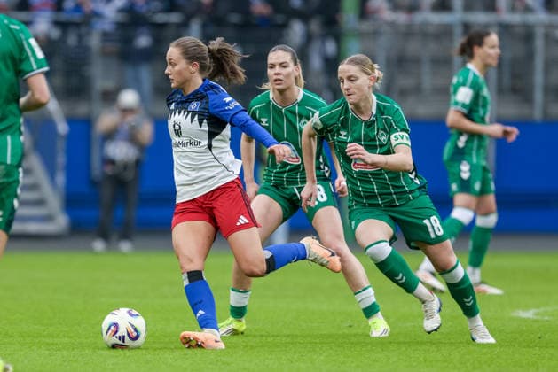 from left Camilla Linberg Hamburger SV, HSV, 47 and Lina Hausicke SV Werder Bremen, 18 in duel, duel, dynamics, action, action, game scene, THE DFB REGULATIONS PROHIBIT ANY USE OF PHOTOGRAPHS AS IMAGE SEQUENCES AND OR QUASI VIDEO , 21 02 2026, Hamburg Germany , Football, Google Pixel Womens Bundesliga, Hamburger SV SV Werder Bremen xobx
