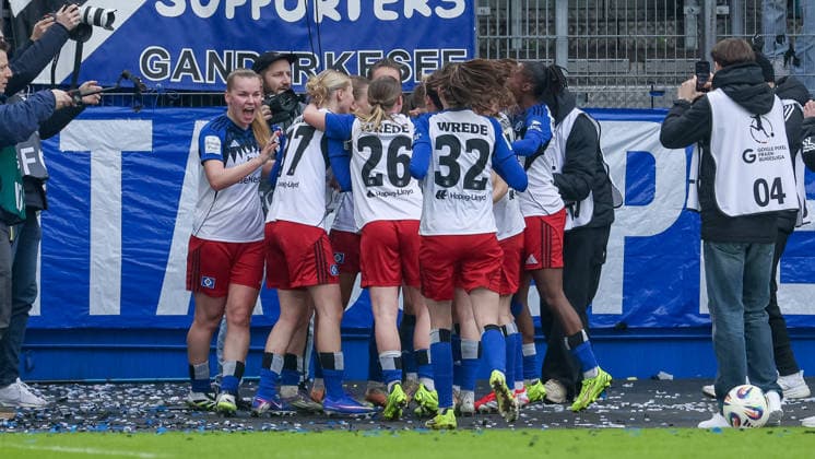 Players of Hamburger SV, HSV with goal celebration, cheering, jubilant, optimistic, game scene, highlight, joy about the goal to 1 0, THE DFB REGULATIONS PROHIBIT ANY USE OF PHOTOGRAPHS AS IMAGE SEQUENCES AND OR QUASI VIDEO , 21 02 2026, Hamburg Germany , Football, Google Pixel Womens Bundesliga, Hamburger SV SV Werder Bremen xobx