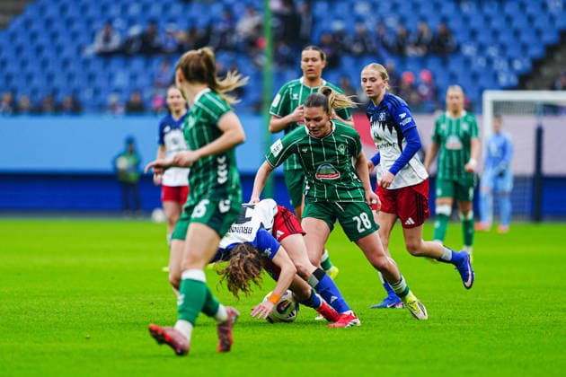 Melanie Brunnthaler Hamburger SV, 11 , Juliane Wirtz SV Werder Bremen, 28 GER, Hamburger SV vs SV Werder Bremen, Women, Football, 1 Bundesliga, Matchday 19, Season 2025 2026, 21 02 2026 GER, Hamburger SV vs SV Werder Bremen, Women, Football, 1 Bundesliga, Matchday 19, Season 2025 2026, 21 02 2026 Hamburg Copyright: xEibner-Pressefoto MarcelxvonxFehrnx EP_MFN