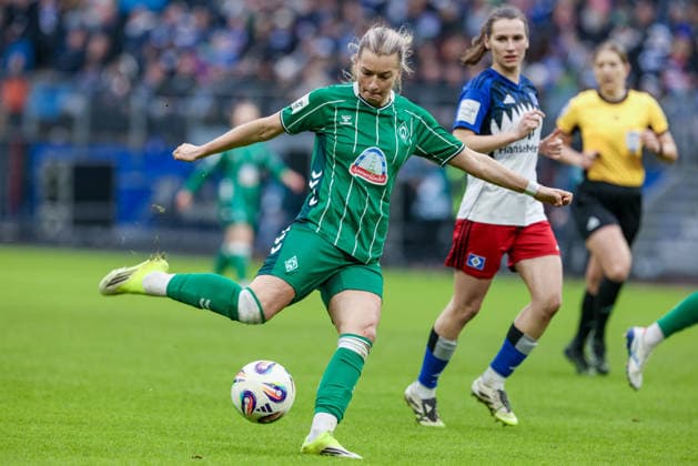 Medina Desic SV Werder Bremen, 9 on goal, shoots on goal, on the ball, action, action scene,, THE DFB REGULATIONS PROHIBIT ANY USE OF PHOTOGRAPHS AS IMAGE SEQUENCES AND OR QUASI VIDEO , 21 02 2026, Hamburg Germany , Football, Google Pixel Womens Bundesliga, Hamburger SV SV Werder Bremen xobx