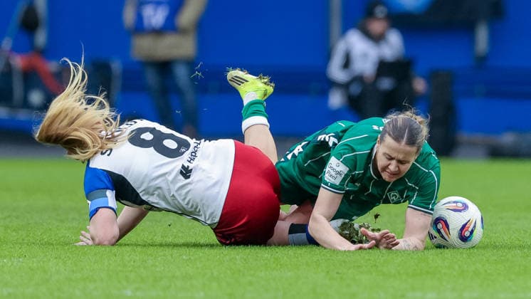 from left Svea Stoldt Hamburger SV, HSV, 8 and Larissa Mühlhaus SV Werder Bremen, 7 in a duel, dynamic, action, action, game scene, THE DFB REGULATIONS PROHIBIT ANY USE OF PHOTOGRAPHS AS IMAGE SEQUENCES AND OR QUASI VIDEO , 21 02 2026, Hamburg Germany , Football, Google Pixel Womens Bundesliga, Hamburger SV SV Werder Bremen xobx