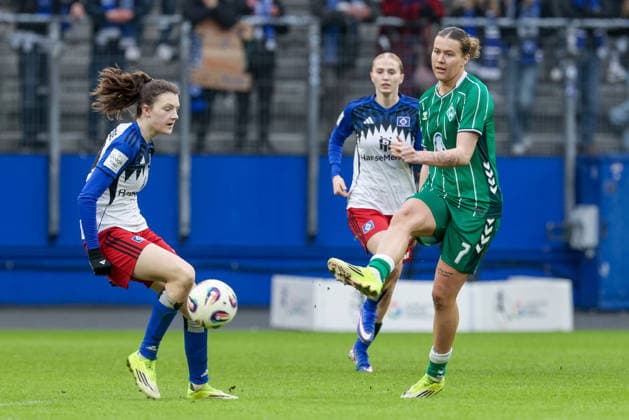 from left Lotta Wrede Hamburger SV, HSV, 32 and Larissa Mühlhaus SV Werder Bremen, 7 on the ball, single image, full body, action, action, game scene, THE DFB REGULATIONS PROHIBIT ANY USE OF PHOTOGRAPHS AS IMAGE SEQUENCES AND OR QUASI VIDEO , 21 02 2026, Hamburg Germany , Football, Google Pixel Womens Bundesliga, Hamburger SV SV Werder Bremen xobx