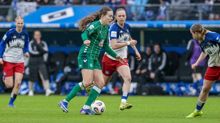 from left Mara Alber SV Werder Bremen, 37 äba, Victoria Schulz Hamburger SV, HSV, 19 and Jonna Wrede Hamburger SV, HSV, 26 , THE DFB REGULATIONS PROHIBIT ANY USE OF PHOTOGRAPHS AS IMAGE SEQUENCES AND OR QUASI VIDEO , 21 02 2026, Hamburg Germany , Football, Google Pixel Womens Bundesliga, Hamburger SV SV Werder Bremen xobx