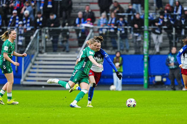 Lina Hausicke SV Werder Bremen, 18 , Lotta Wrede Hamburger SV, 32 GER, Hamburger SV vs SV Werder Bremen, Women, Football, 1 Bundesliga, Matchday 19, Season 2025 2026, 21 02 2026 GER, Hamburger SV vs SV Werder Bremen, Women, Football, 1 Bundesliga, Matchday 19, Season 2025 2026, 21 02 2026 Hamburg Copyright: xEibner-Pressefoto MarcelxvonxFehrnx EP_MFN
