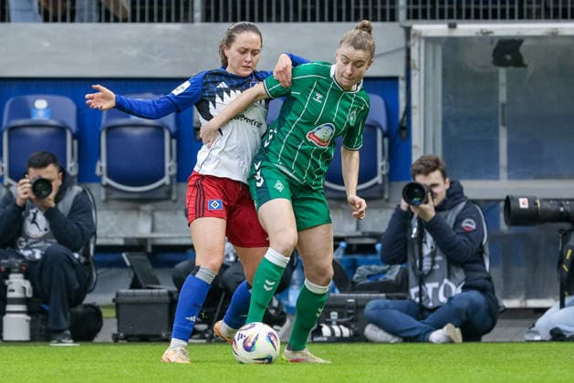 from left Camilla Linberg Hamburger SV, HSV, 47 and Michelle Ulbrich SV Werder Bremen, 5 in duel, duel, dynamics, action, action, game scene, THE DFB REGULATIONS PROHIBIT ANY USE OF PHOTOGRAPHS AS IMAGE SEQUENCES AND OR QUASI VIDEO , 21 02 2026, Hamburg Germany , Football, Google Pixel Womens Bundesliga, Hamburger SV SV Werder Bremen xobx