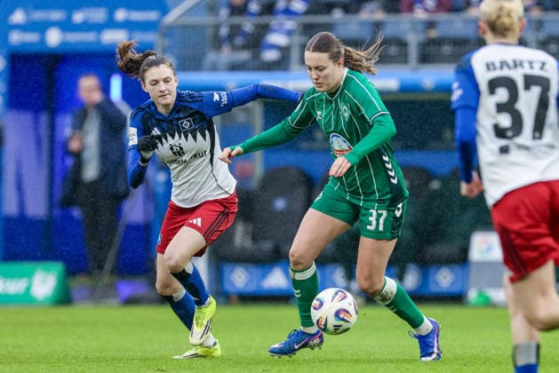 from left Lotta Wrede Hamburger SV, HSV, 32 and Mara Alber SV Werder Bremen, 37 in a duel, dynamic, action, game scene, THE DFB REGULATIONS PROHIBIT ANY USE OF PHOTOGRAPHS AS IMAGE SEQUENCES AND OR QUASI VIDEO , 21 02 2026, Hamburg Germany , Football, Google Pixel Womens Bundesliga, Hamburger SV SV Werder Bremen xobx