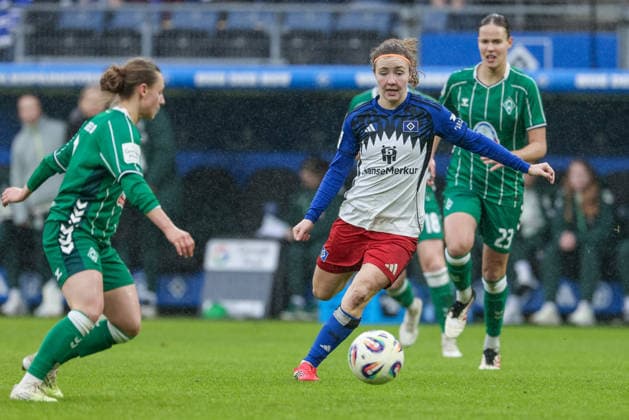 from left Chiara D Angelo SV Werder Bremen, 2 and Melanie Brunnthaler Hamburger SV, HSV, 11 in duel, duel, dynamics, action, action, game scene, THE DFB REGULATIONS PROHIBIT ANY USE OF PHOTOGRAPHS AS IMAGE SEQUENCES AND OR QUASI VIDEO , 21 02 2026, Hamburg Germany , Football, Google Pixel Womens Bundesliga, Hamburger SV SV Werder Bremen xobx