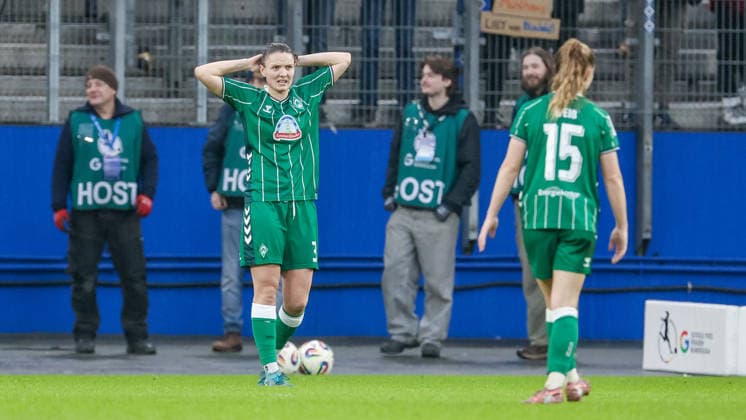 from left Verena Wieder SV Werder Bremen, 31 and Michelle Weiß SV Werder Bremen, 15 disappointed about the draw, draw, result, disappointment after the final whistle, final whistle, highlight, frustration, pessimistic, sad, THE DFB REGULATIONS PROHIBIT ANY USE OF PHOTOGRAPHS AS IMAGE SEQUENCES AND OR QUASI VIDEO , 21 02 2026, Hamburg Germany , Football, Google Pixel Womens Bundesliga, Hamburger SV SV Werder Bremen xobx