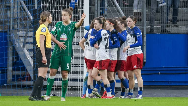 Players from Hamburger SV, HSV high-five each other after winning a point, joy at winning a point, the draw, the draw, the result, THE DFB REGULATIONS PROHIBIT ANY USE OF PHOTOGRAPHS AS IMAGE SEQUENCES AND OR QUASI VIDEO , 21 02 2026, Hamburg Germany , Football, Google Pixel Womens Bundesliga, Hamburger SV SV Werder Bremen xobx