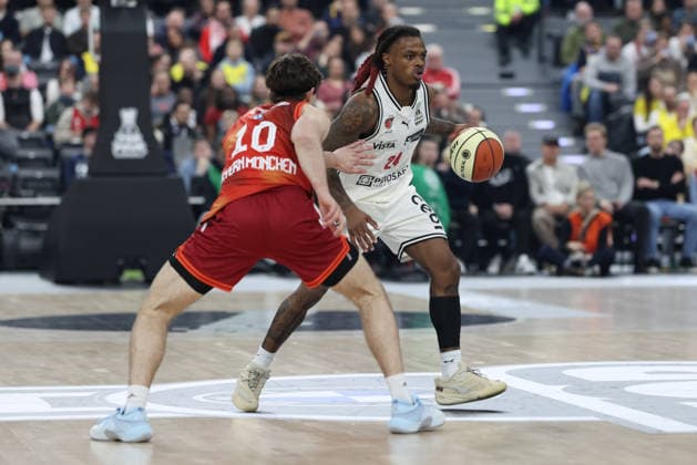 Cobe Williams BMA365 Bamberg Baskets, 24 with Justinian Jessup FC Bayern Basketball, 10 , GER, FC Bayern Basketball vs BMA365 Bamberg Baskets, Basketball, BBL Cup, BMW TOP FOUR, Semi-final, 2025 2026 season, 21 02 2026, GER, FC Bayern Basketball vs BMA365 Bamberg Baskets, Basketball, BBL Cup, BMW TOP FOUR, Semi-final, 2025 2026 season, 21 02 2026 Munich Copyright: xEibner-Pressefoto JennixMaulx EP_JML