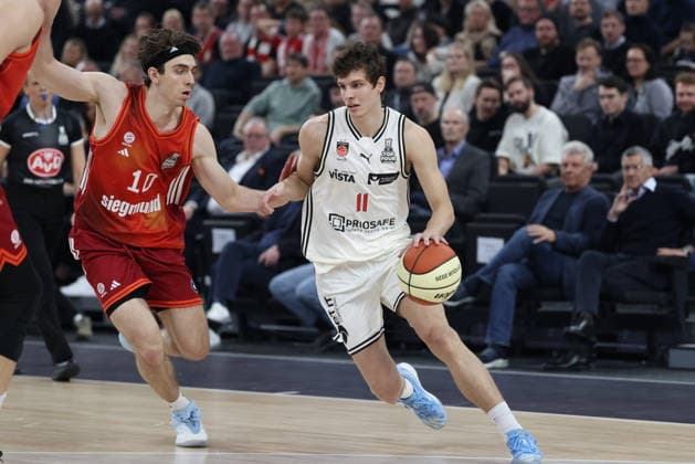 Richard Balint BMA365 Bamberg Baskets, 11 with Justinian Jessup FC Bayern Basketball, 10 , GER, FC Bayern Basketball vs BMA365 Bamberg Baskets, Basketball, BBL Cup, BMW TOP FOUR, Semi-final, 2025 2026 season, 21 02 2026, GER, FC Bayern Basketball vs BMA365 Bamberg Baskets, Basketball, BBL Cup, BMW TOP FOUR, Semi-final, 2025 2026 season, 21 02 2026 Munich Copyright: xEibner-Pressefoto JennixMaulx EP_JML