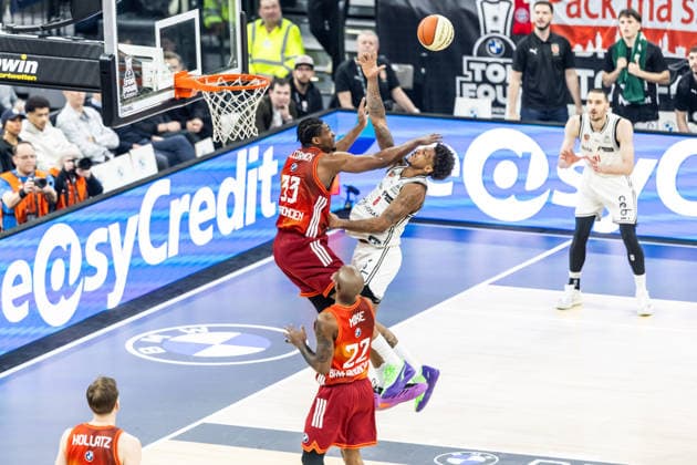GER, BMW Top Four, Basketball BBL Cup, semi-final, FC Bayern München Basketball BMA365 Bamberg Baskets 21 02 2026, SAP Garden, Munich, GER, BMW Top Four, Basketball BBL Cup, semi-final, FC Bayern München Basketball BMA365 Bamberg Baskets Demarcus Demonia BMA365 Bamberg Baskets, 8 , David McCormack FC Bayern München Basketball 33 Photo Alexander Trienitz Munich SAP Garden Bayern Germany
