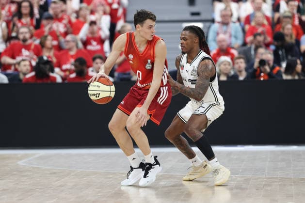 Nenad Dimitrijevic FC Bayern Basketball, 00 with Cobe Williams BMA365 Bamberg Baskets, 24 , GER, FC Bayern Basketball vs BMA365 Bamberg Baskets, Basketball, BBL Cup, BMW TOP FOUR, Semi-final, 2025 2026 season, 21 02 2026, GER, FC Bayern Basketball vs BMA365 Bamberg Baskets, Basketball, BBL Cup, BMW TOP FOUR, Semi-final, 2025 2026 season, 21 02 2026 Munich Copyright: xEibner-Pressefoto JennixMaulx EP_JML
