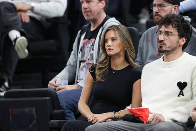 Mats Hummels with Nicola Cavanis, GER, FC Bayern Basketball vs BMA365 Bamberg Baskets, Basketball, BBL Cup, BMW TOP FOUR, Semi-final, 2025 2026 season, 21 02 2026, GER, FC Bayern Basketball vs BMA365 Bamberg Baskets, Basketball, BBL Cup, BMW TOP FOUR, Semi-final, 2025 2026 season, 21 02 2026 Munich Copyright: xEibner-Pressefoto JennixMaulx EP_JML