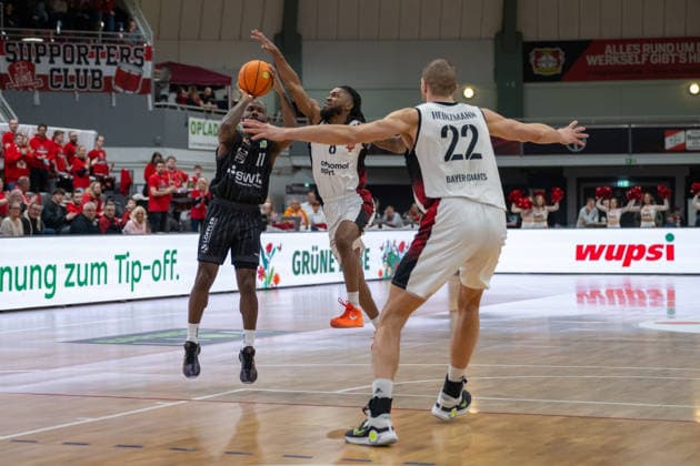 duel between Jordan Johnson Tigers Tuebingen, 11 and Kobe Langley Bayer Giants Leverkusen, 08 Bayer Giants Leverkusen vs Tigers Tuebingen, Basketball, Barmer 2 Basketballbundesliga, 24 Matchday, Season 2025 2026, 21 02 2026 Bayer Giants Leverkusen vs Tigers Tuebingen, Basketball, Barmer 2 Basketballbundesliga, Pro A, 24 Matchday, Season 2025 2026, 21 02 2026 Leverkusen Copyright: xEibner-Pressefoto ThomasxHaeslerx EP_THR