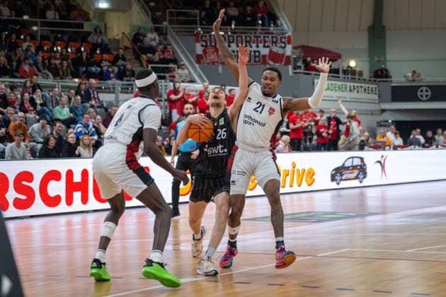 duel between Loek Wur Bayer Giants Leverkusen, 04 , Till Joenke Tigers Tuebingen, 26 and John Williams Jr Bayer Giants Leverkusen, 21 Bayer Giants Leverkusen vs Tigers Tuebingen, Basketball, Barmer 2 Basketballbundesliga, 24 Matchday, Season 2025 2026, 21 02 2026 Bayer Giants Leverkusen vs Tigers Tuebingen, Basketball, Barmer 2 Basketballbundesliga, Pro A, 24 Matchday, Season 2025 2026, 21 02 2026 Leverkusen Copyright: xEibner-Pressefoto ThomasxHaeslerx EP_THR