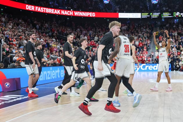 The players of BMA365 Bamberg Baskets celebrate the victory, Emotions, GER, FC Bayern Basketball vs BMA365 Bamberg Baskets, Basketball, BBL Pokal, BMW TOP FOUR, Semi-final, Season 2025 2026, 21 02 2026, GER, FC Bayern Basketball vs BMA365 Bamberg Baskets, Basketball, BBL Pokal, BMW TOP FOUR, Semi-final, Season 2025 2026, 21 02 2026 Munich Copyright: xEibner-Pressefoto JennixMaulx EP_JML