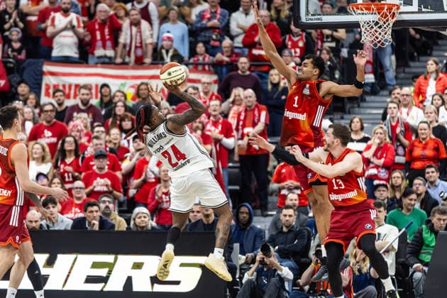 GER, BMW Top Four, Basketball BBL Cup, semi-final, FC Bayern München Basketball BMA365 Bamberg Baskets 21 02 2026, SAP Garden, Munich, GER, BMW Top Four, Basketball BBL Cup, semi-final, FC Bayern München Basketball BMA365 Bamberg Baskets Cobe Williams BMA365 Bamberg Baskets, 24 , Oscar da Silva FC Bayern München Basketball 1 Photo Alexander Trienitz Munich SAP Garden Bayern Germany