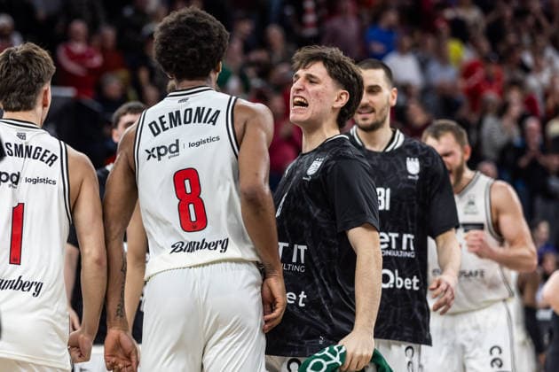 GER, BMW Top Four, Basketball BBL Cup, semi-final, FC Bayern Munich Basketball BMA365 Bamberg Baskets 21 02 2026, SAP Garden, Munich, GER, BMW Top Four, Basketball BBL Cup, semi-final, FC Bayern Munich Basketball BMA365 Bamberg Baskets Demarcus Demonia BMA365 Bamberg Baskets, 8 , Adrian Petkovic BMA365 Bamberg Baskets, 15 cheering Photo Alexander Trienitz Munich SAP Garden Bayern Germany
